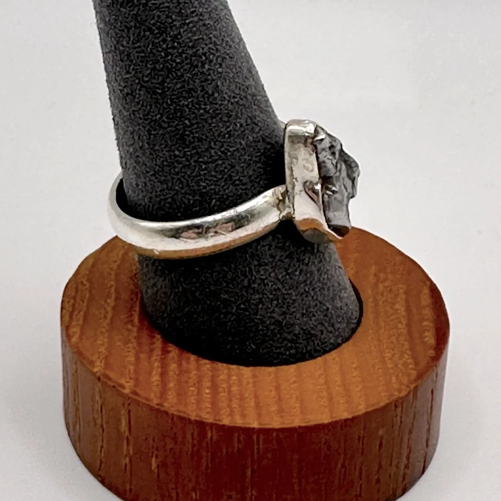 Unique sterling silver and Campo del Cielo meteorite ring - size 7 - Picture 3 of 4